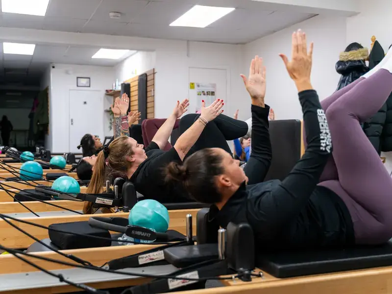 Reformer class in a core curl-up